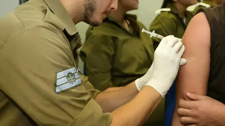 חייל צה"ל מתחסן ביום גיוסו