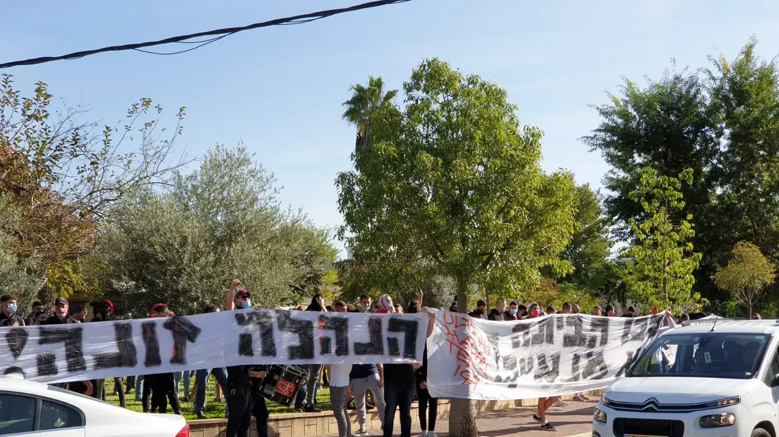 אוהדי הפועל תל אביב מוחים מול ביתו של שרון ניסנוב