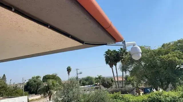 מצלמה שסימון התקין על רקע כפרי – פסטורלי
