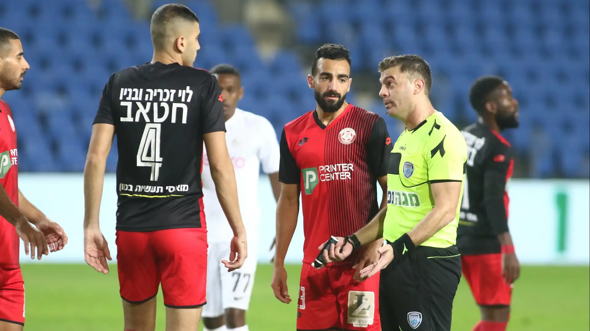 השופט שלומי בן אברהם עם עבדאללה ג'אבר, עוביידה חטאב שחקני הפועל חדרה