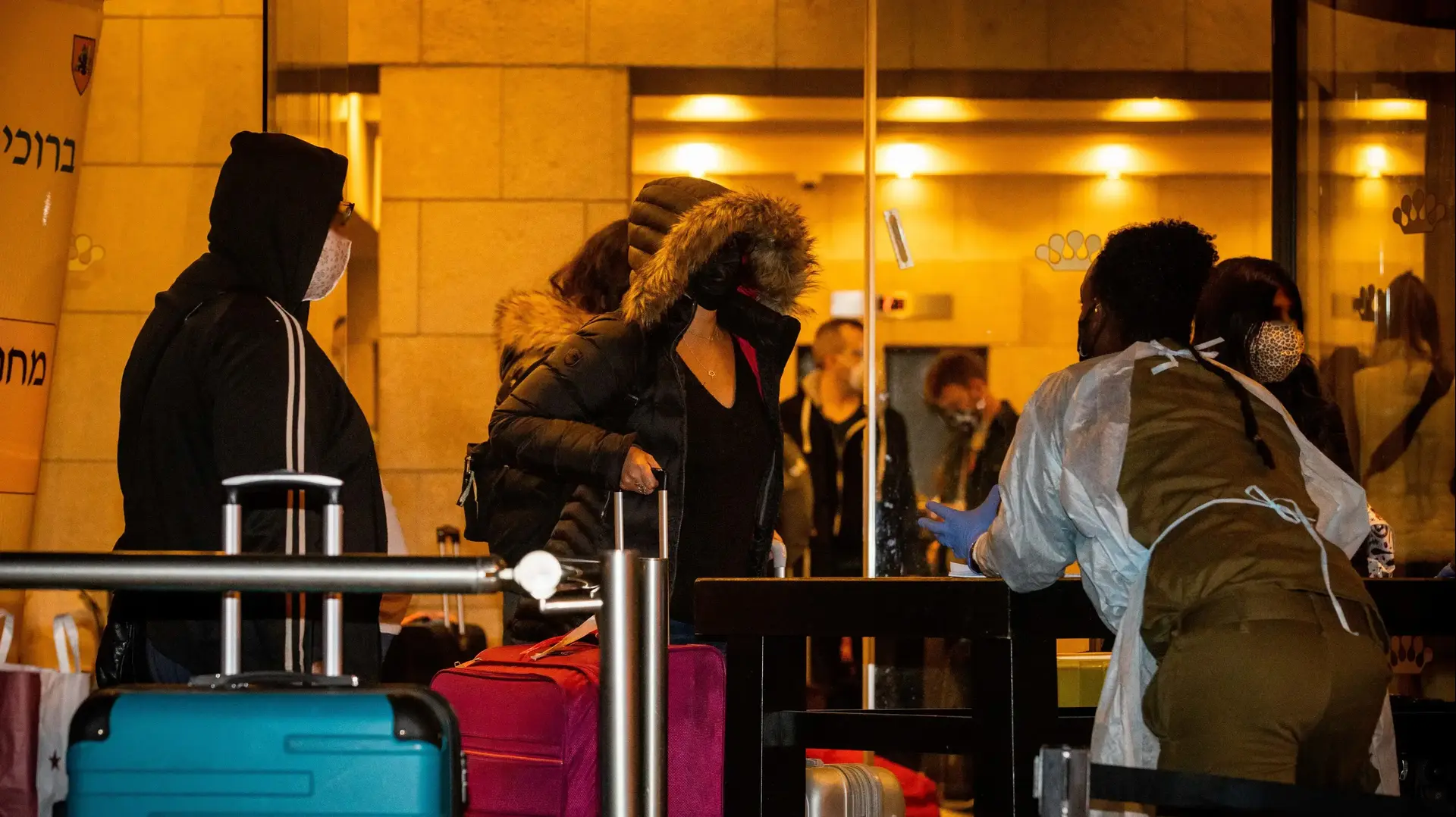 נוסעים שנחתו בארץ מלונדון נלקחו לבידוד בדן פנורמה, ירושלים, 20 בדצמבר 2020
הנוחתים מבריטניה זועמים על הפינוי לבידוד במלוניות: "לקחו לנו את הדרכונים"
