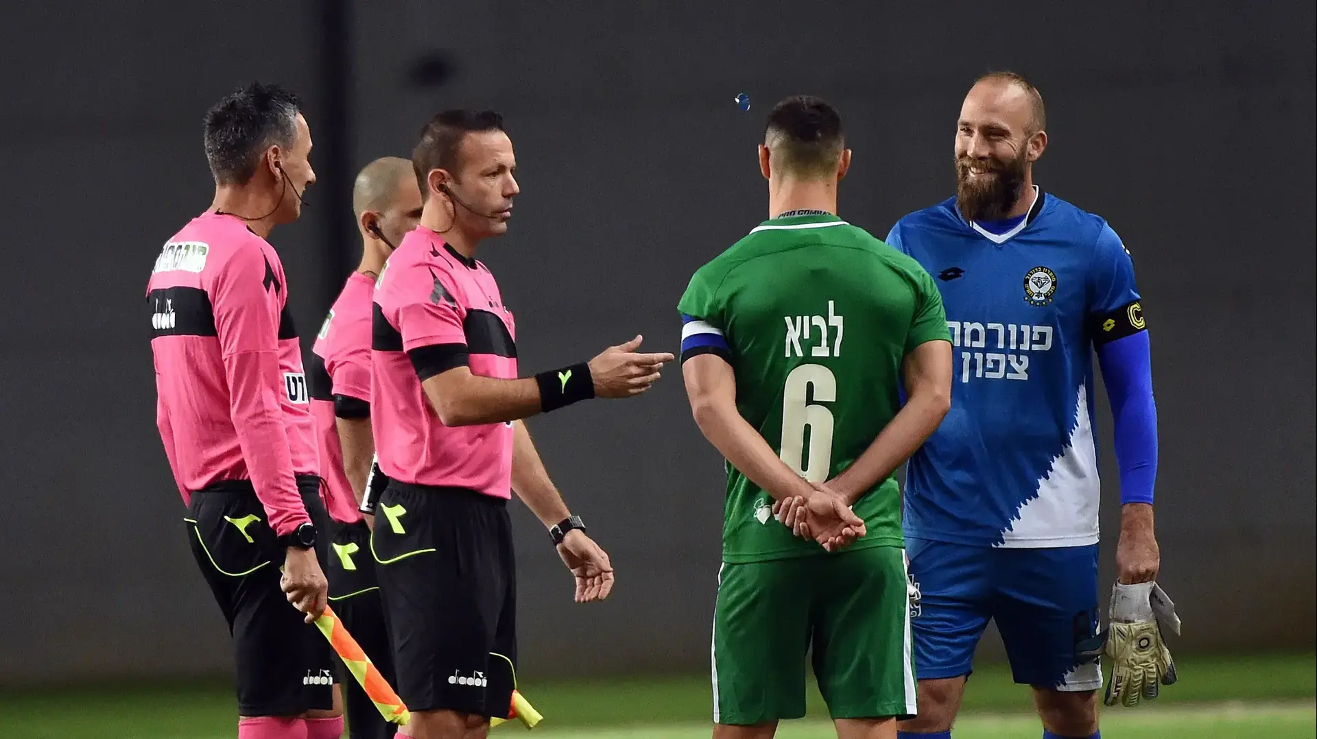 השופט אוראל גרינפלד עם דני עמוס שוער מכבי נתניה ועם נטע לביא שחקן מכבי חיפה השופט אוראל גרינפלד עם דני עמוס שוער מכבי נתניה ועם נטע לביא שחקן מכבי חיפה
