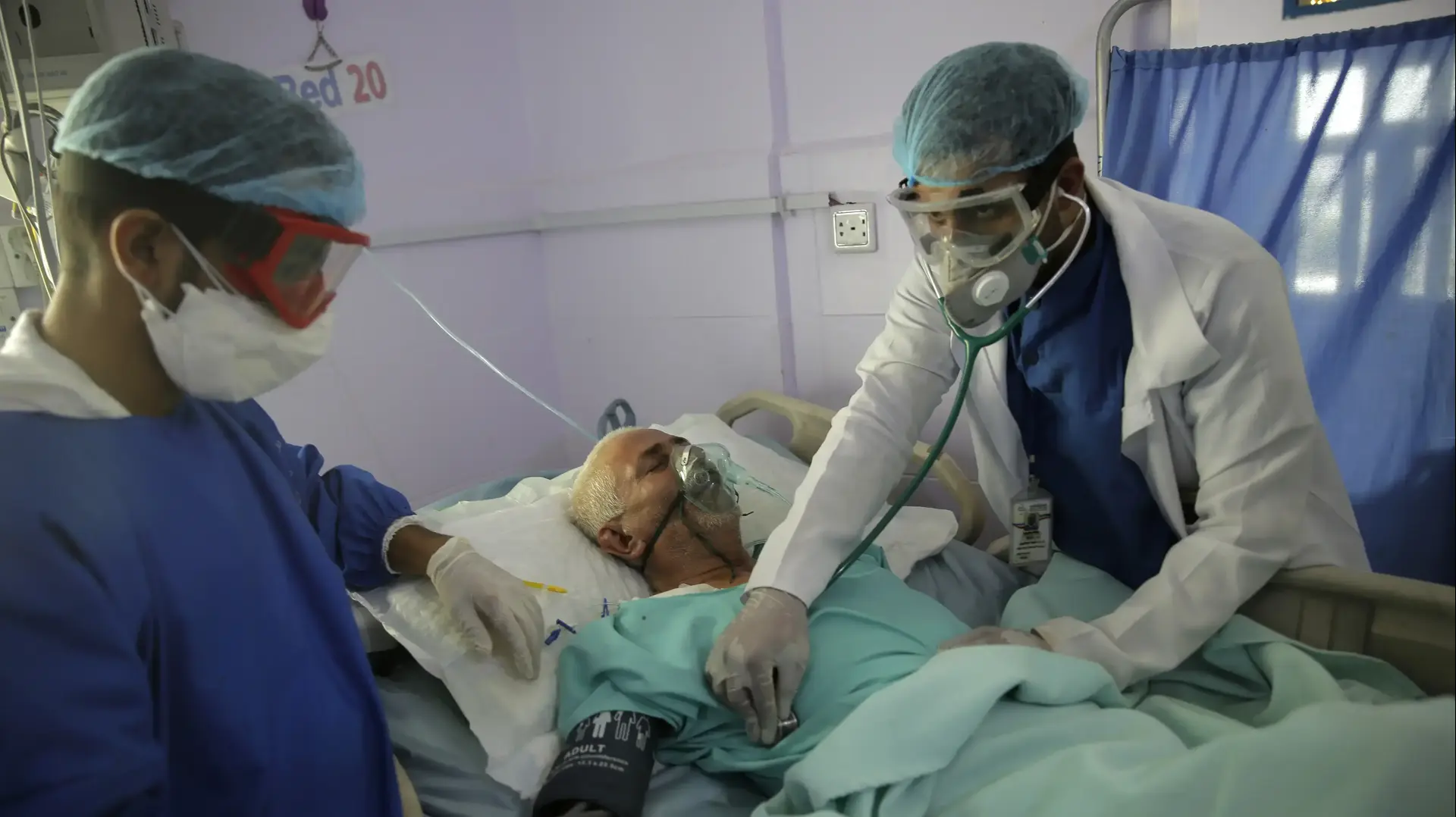 עובדי רפואה מטפלים בחולה קורונה במחלקת טיפול נמרץ בצנעא, תימן 14 ביוני 2020