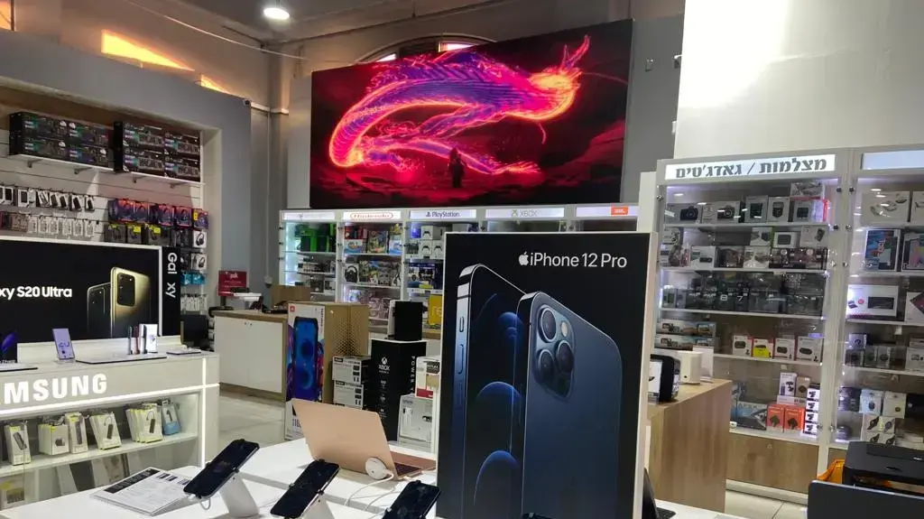 חנות בתוך חנות של אפל ומחסני חשמל