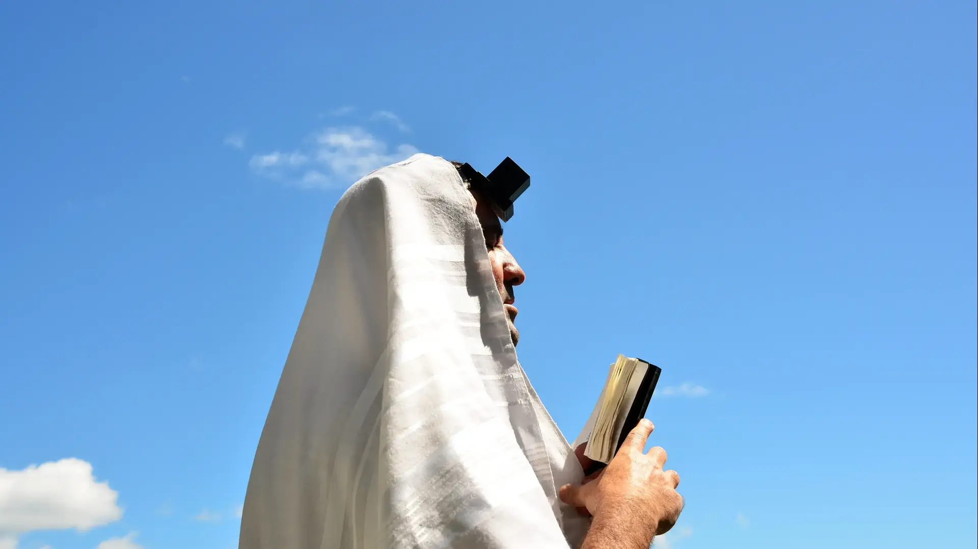 אדם יהודי מתפלל עם תפילין ועם טלית