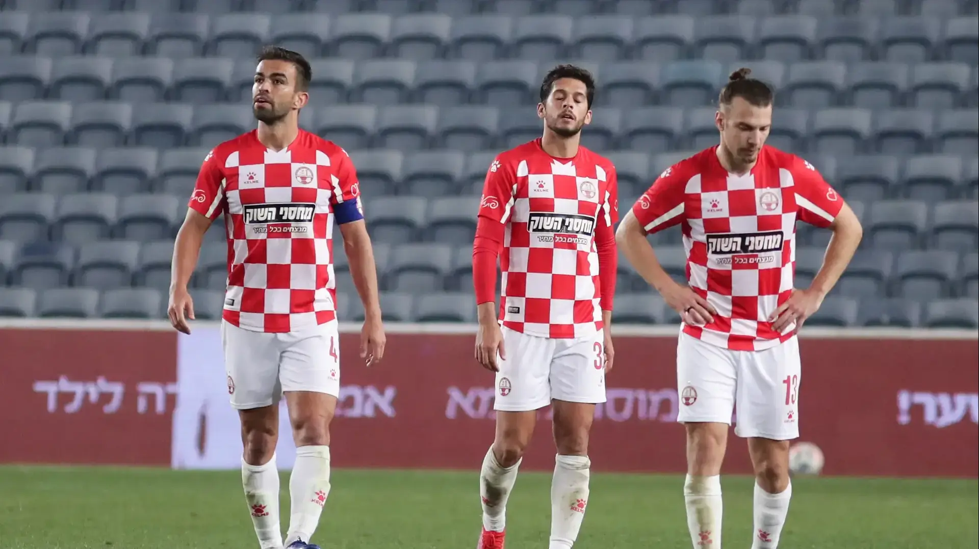שון גולדברג שחקן הפועל באר שבע עם מריאנו באריירו, מיגל ויטור