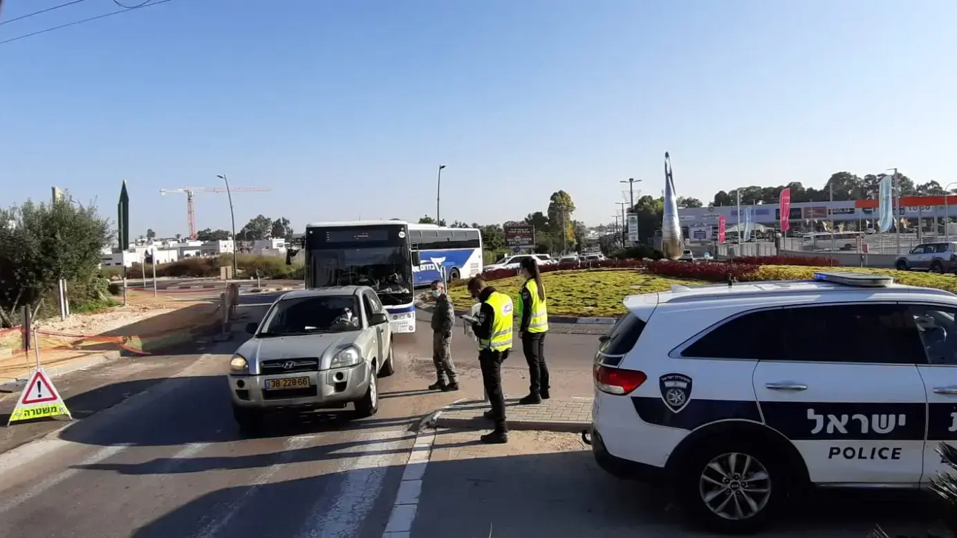 שוטרים אוכפים את תקנות הסגר בשדרות, בבוקר הראשון לאחר כניסתו לתוקף. 8 בינואר 2021