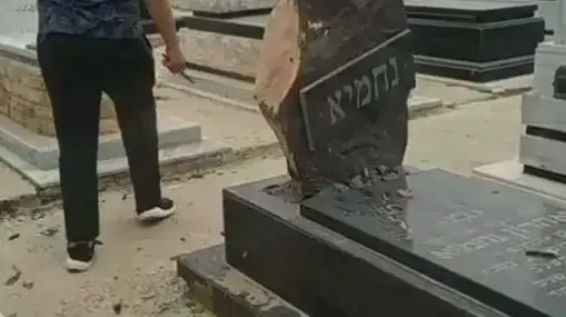 סרטון שפורסם ברשת טיק טוק. שני נערים מנתצים מצבות בבית העלמין בנבטים. 14.1.21