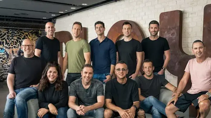 רוברט אנטוקול וחלק מחברי הנהלת פלייטיקה בישראל