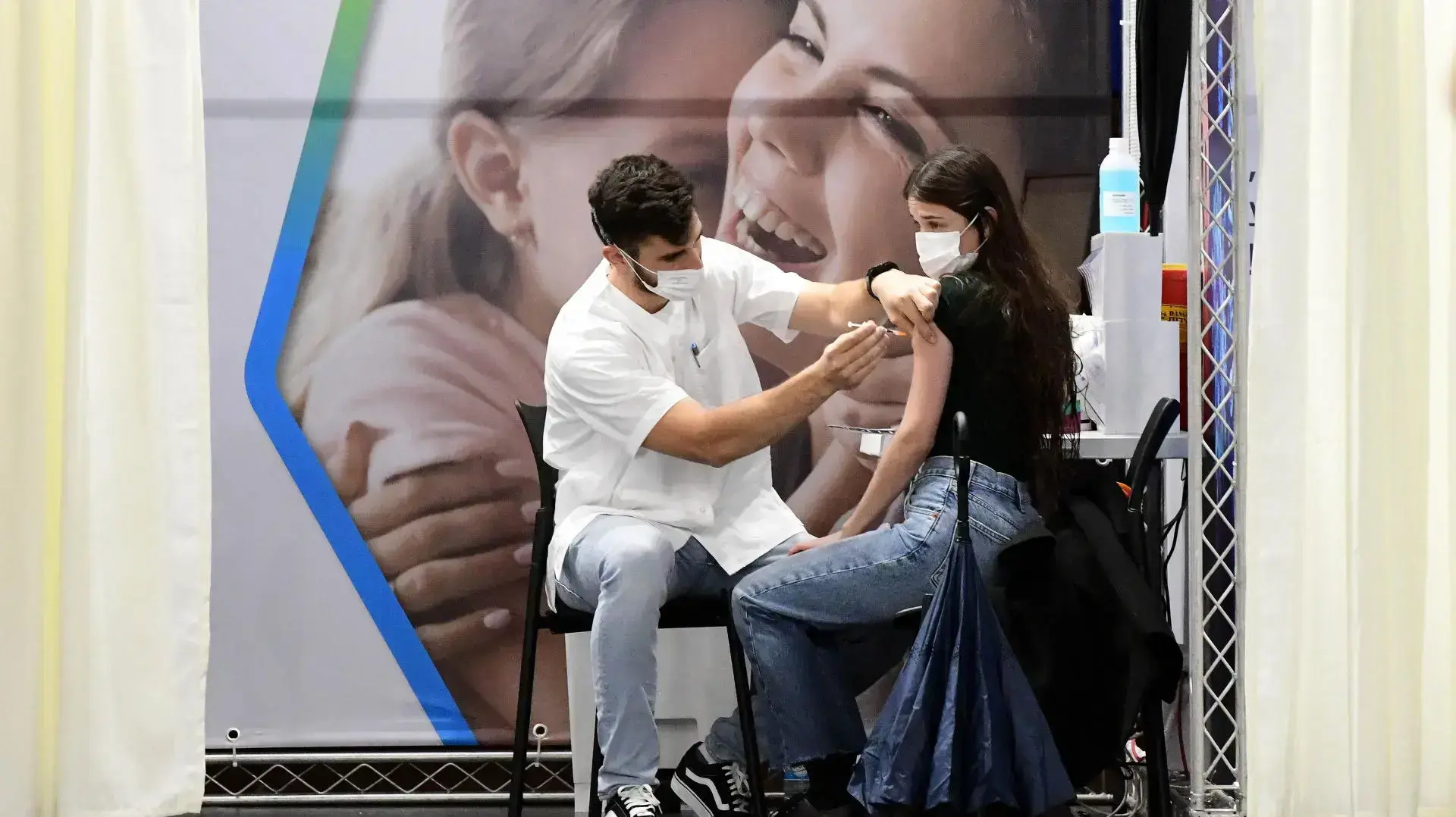 מתחם חיסוני קורונה של קופת חולים כללית, פתח תקווה, 17 בינואר 2021 מתחם חיסוני קורונה של קופת חולים כללית, פתח תקווה, 17 בינואר 2021