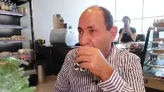 רמי לוי שותה קופיקס