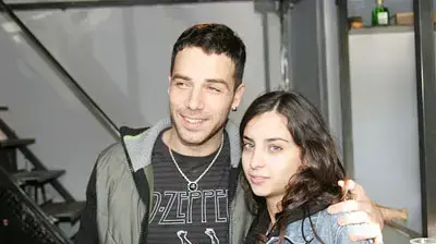 גיא אריאלי עם נעמה גבעתי בפתיחת החנות של עומר ברנע