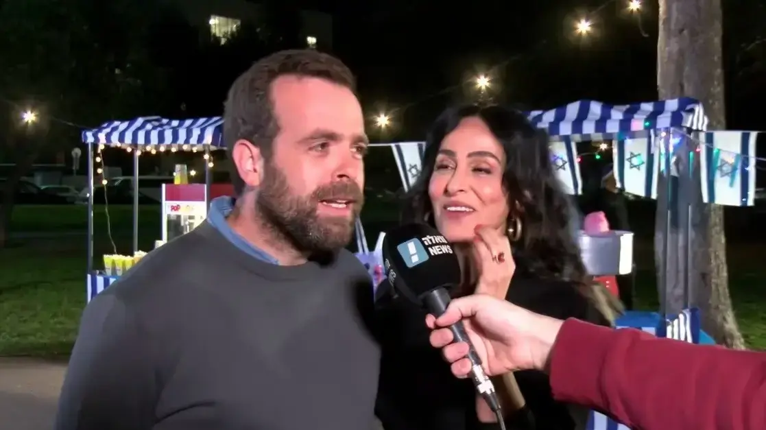 שגיא בן נון מראיין את אודי כגן וריטה בצילומי התכנית "קארפול קריוקי" של כאן 11
