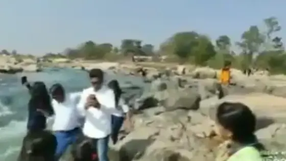 טובעת למוות בזמן צילום סלפי