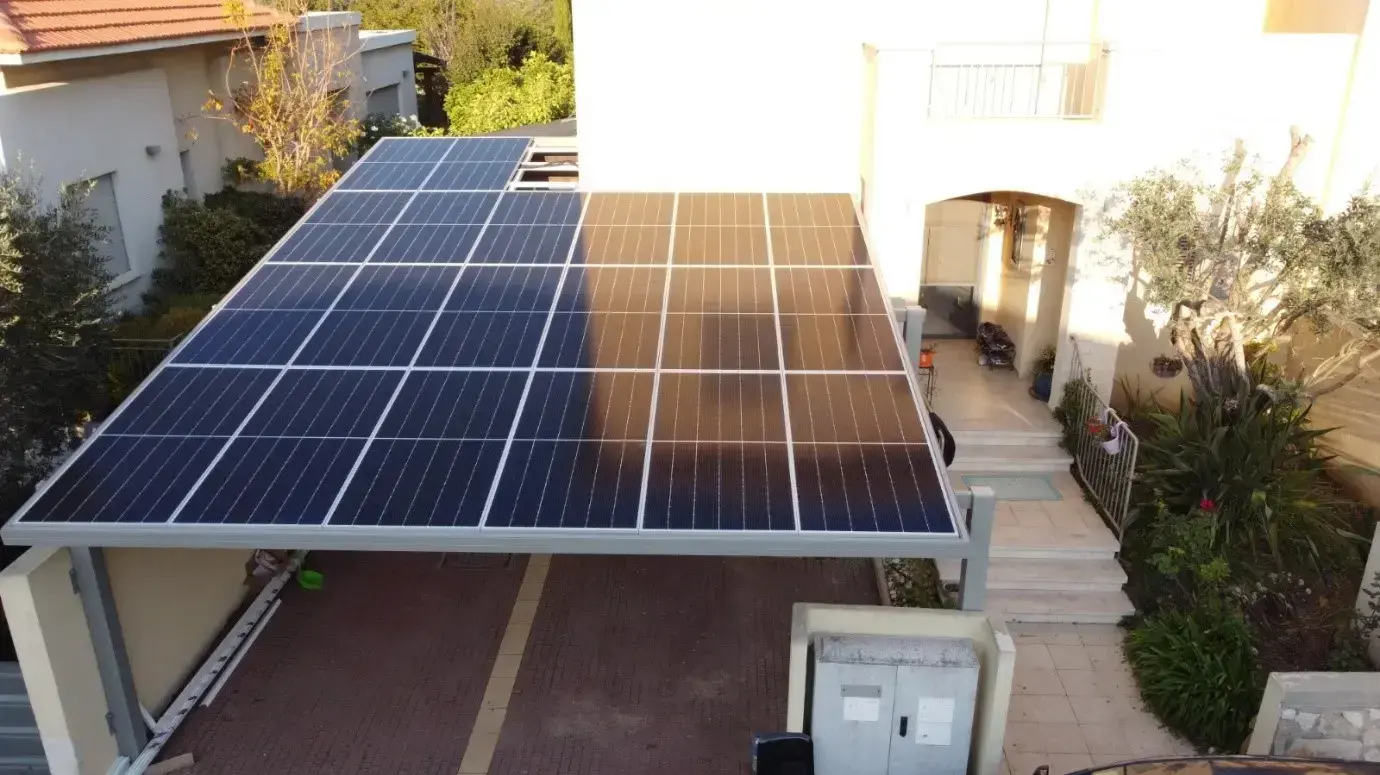 חניה עם קירוי סולארי