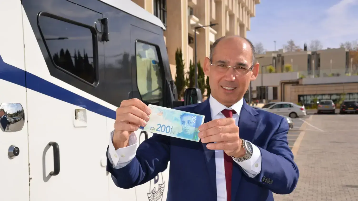 הוספת חתימת נגיד בנק ישראל, פרופ' אמיר ירון על שטרות ה-100 ₪ וה-200 ₪