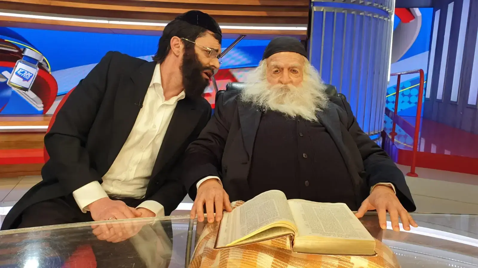 חיקוי של הרב קנייבסקי ונכדו יענקי קנייבסקי בתכנית "ארץ נהדרת"