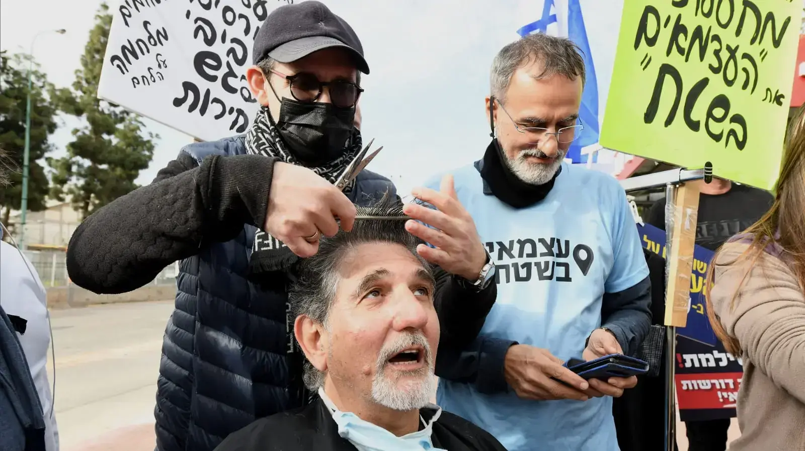 תספורת במהלך הפגנת בעלי חנויות הרחוב, מסעדנים ופעילי מפלגת "עצמנו" נגד הסגר, 31 בינואר 2021