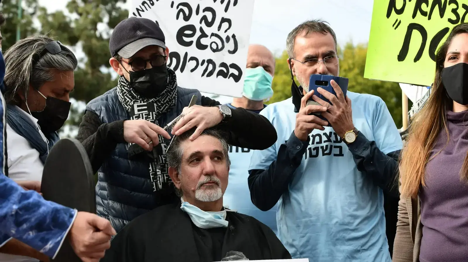 תספורת במהלך הפגנת בעלי חנויות הרחוב, מסעדנים ופעילי מפלגת "עצמנו" נגד הסגר, 31 בינואר 2021