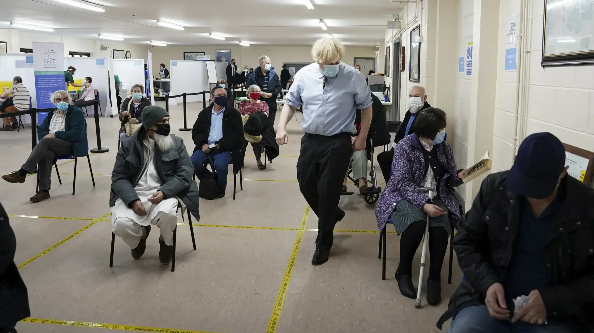 ראש ממשלת בריטניה בוריס ג'ונסון מבקר במרכז חיסוני קורונה ביורקשייר, 1 בפברואר 2021