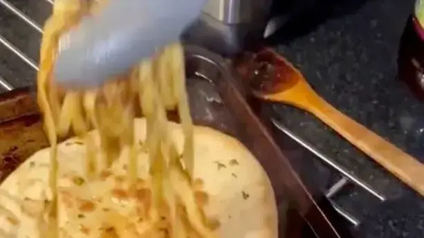 שיטה מהפכנית לאכילת ספגטי בולונז