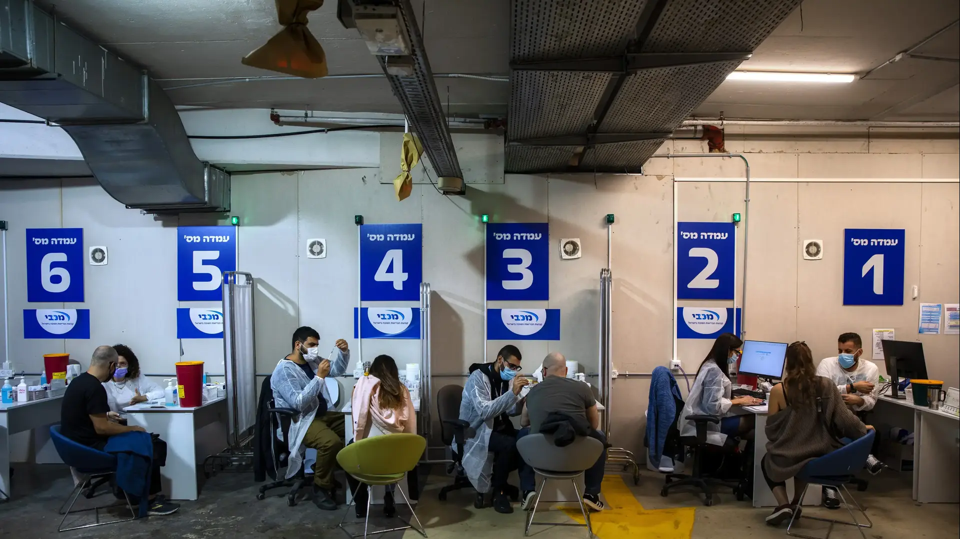 מתן חיסונים לקורונה במתחם חיסונים בגבעתיים, 7 בפברואר 2021