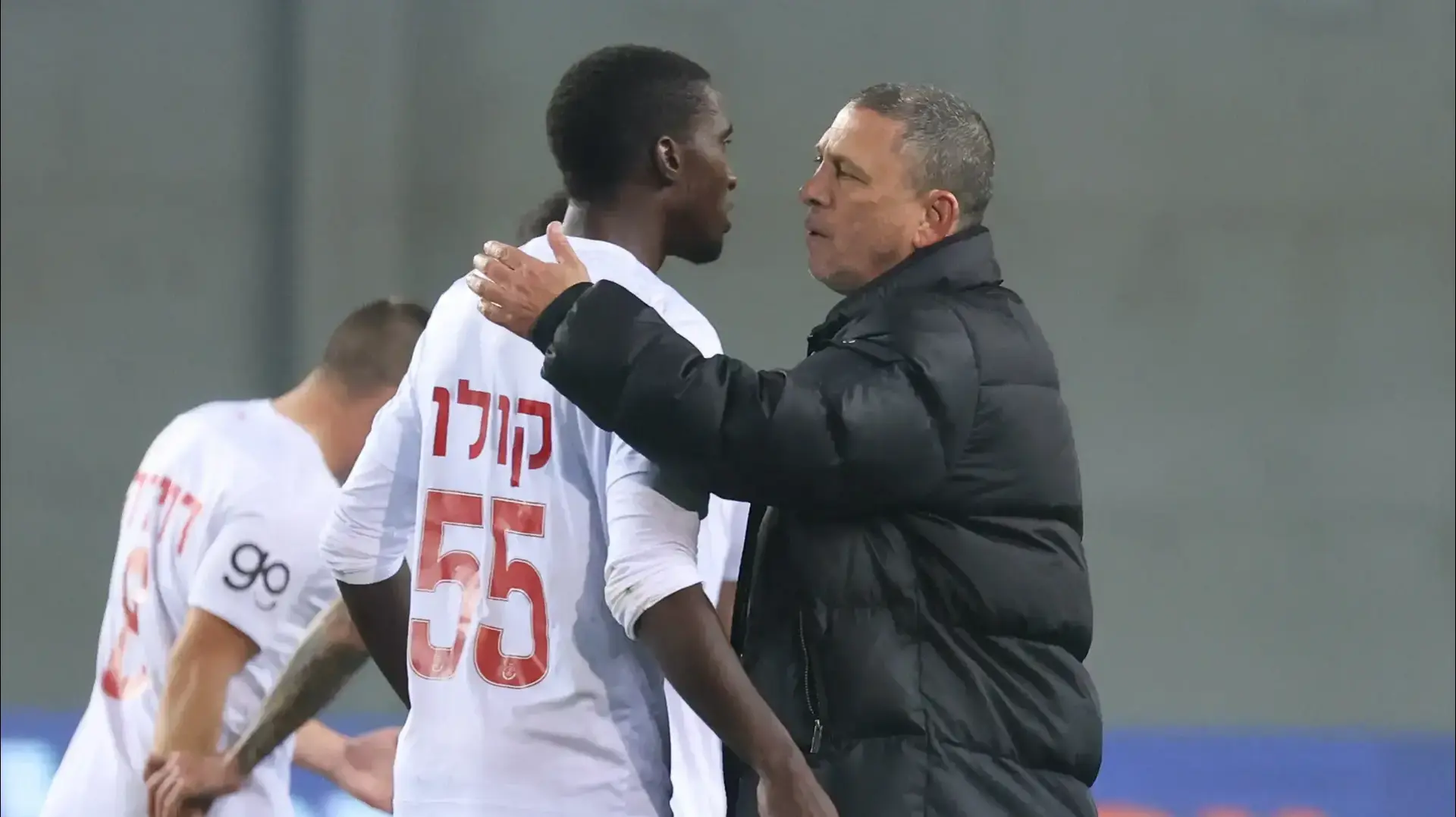 ניר קלינגר מאמן הפועל תל אביב עם סיאנדה קולו