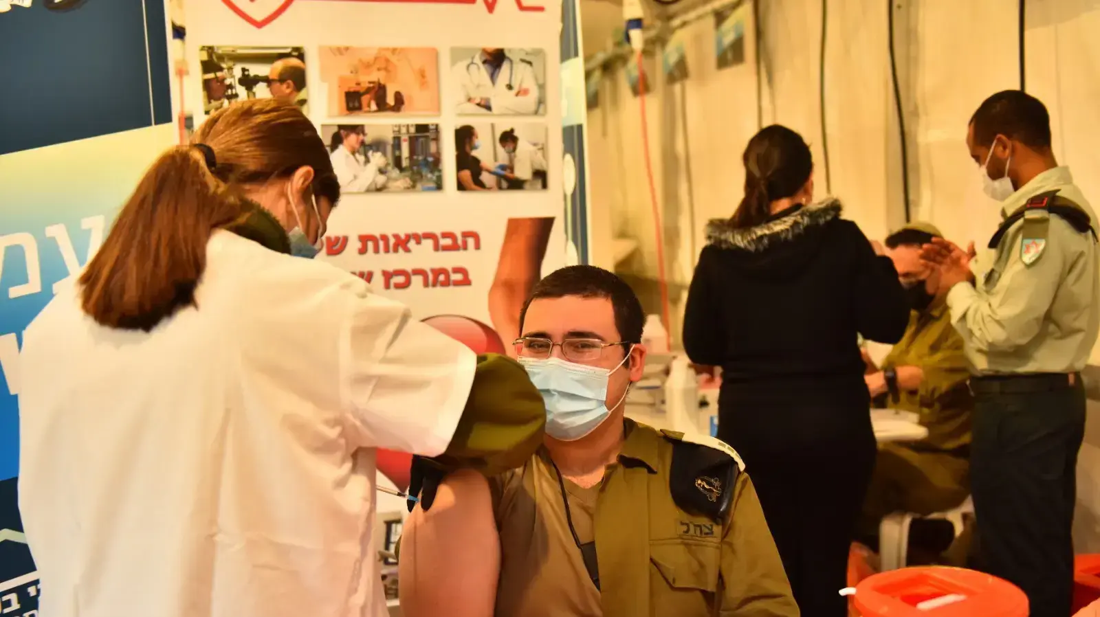 חייל מתחסן לקורונה 11 בפברואר 2021