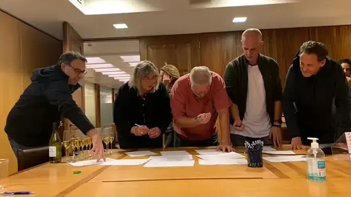מעמד החתימה על מכירת פסגות לאלטשולר שחם. בתמונה: רן שחם, יאיר לוינשטיין, גילעד אלטשולר, זהבית כהן ושי אבא