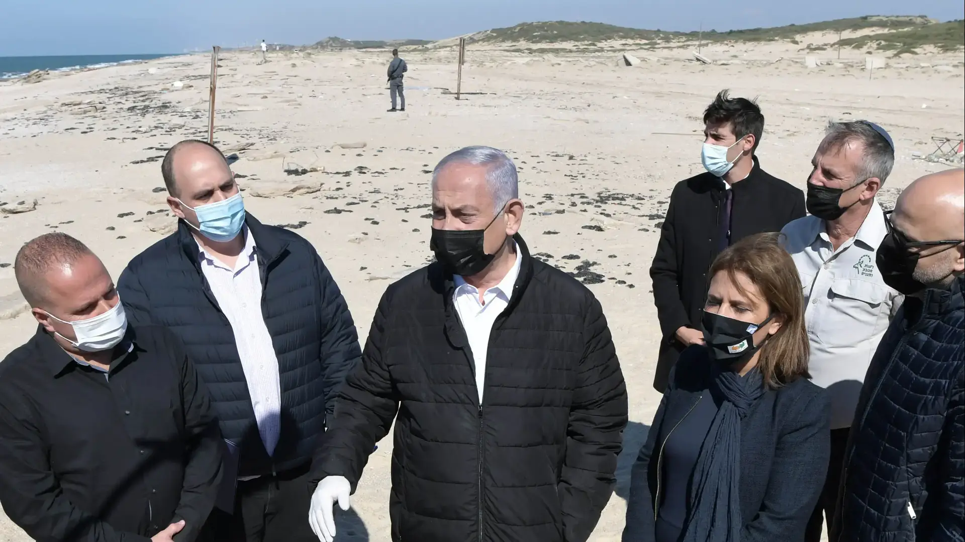 ראש הממשלה בנימין נתניהו והשרה להגנת הסביבה גילה גמליאל בחוף ים באשדוד בעקבות דליפת הנפט שגרמה לזיהום בחופי הארץ