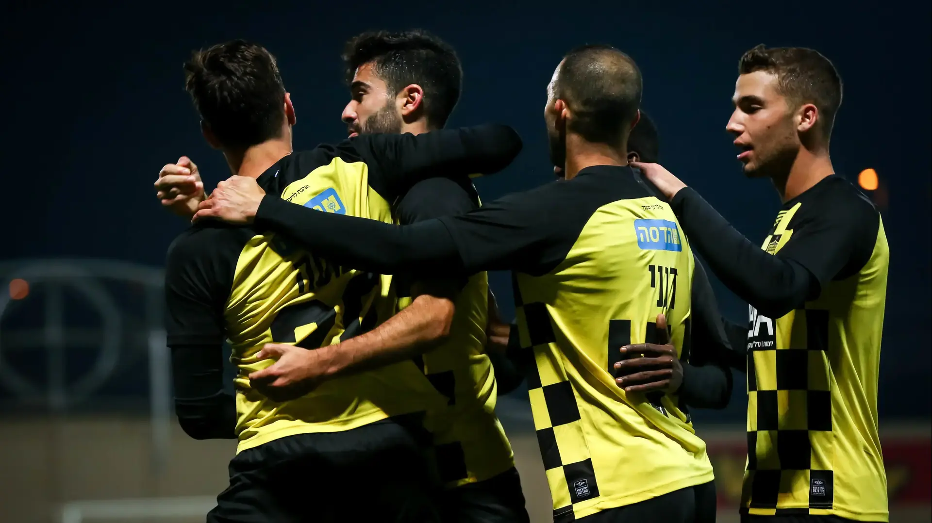 שחקני בית"ר ירושלים חוגגים עם ירדן שועה