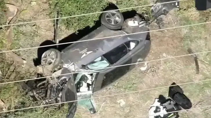 רכבו של טייגר וודס לאחר התאונה רכבו של טייגר וודס לאחר התאונה