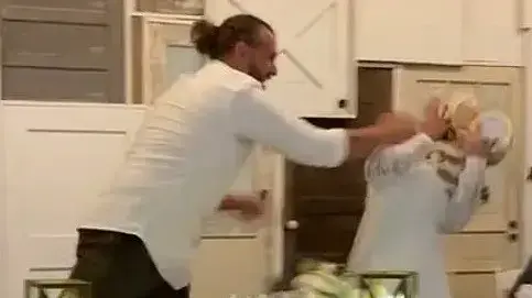 התגובה האלימה של החתן לבדיחה של הכלה