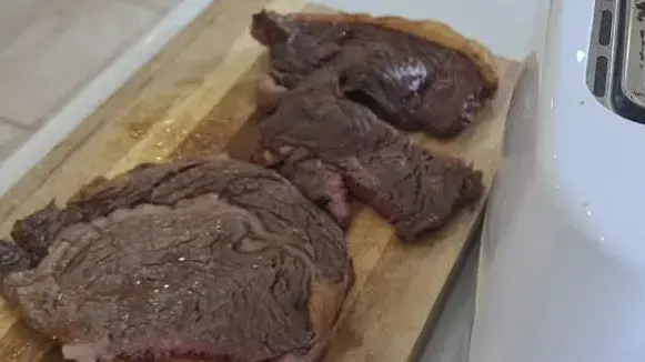 שף מציג שיטה שנוייה במחלוקת להכנת סטייק