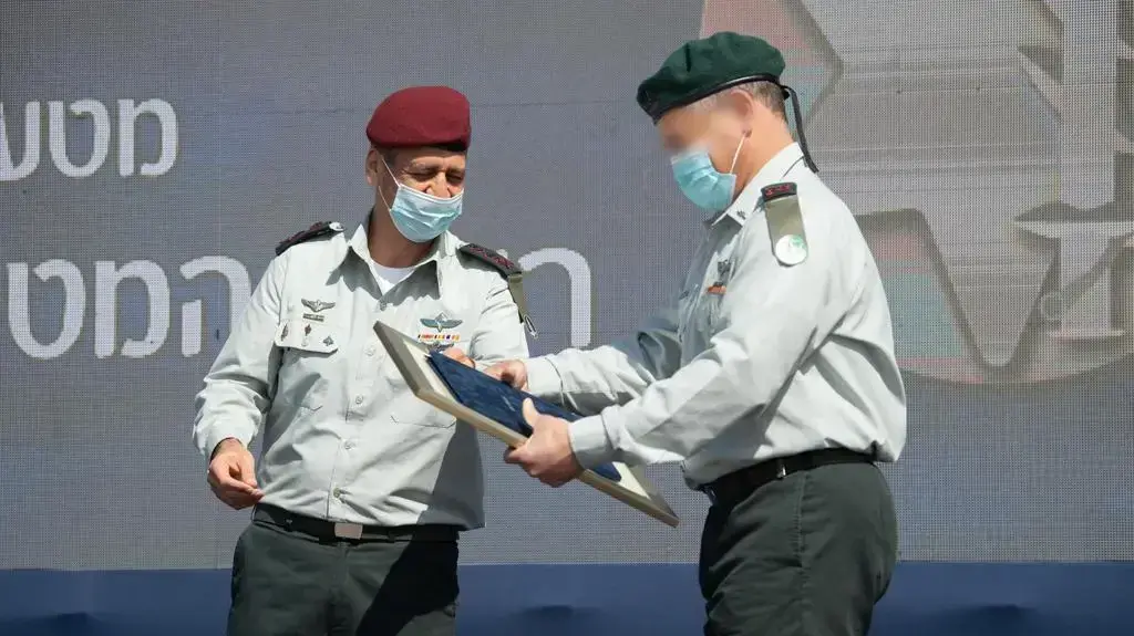 תת-אלוף י׳ נכנס לתפקידו כמפקד יחידה 8200 באגף המודיעין במקומו של תת-אלוף א׳ , הרמטכ"ל כוכבי העניק ליחידה אות הערכה
