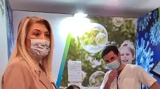 אוסנת מארק במהלך ביקורה במתחם חיסונים ברעננה