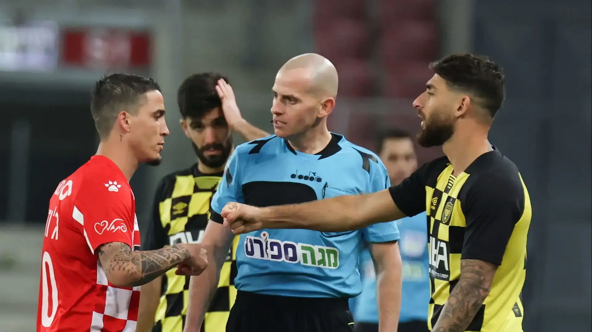 אלירן עטר שחקן בית"ר ירושלים עם ז'וזואה שחקן הפועל באר שבע והשופט עידן לייבה