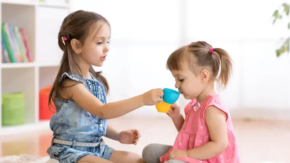 ילדות משחקות בכלי אוכל