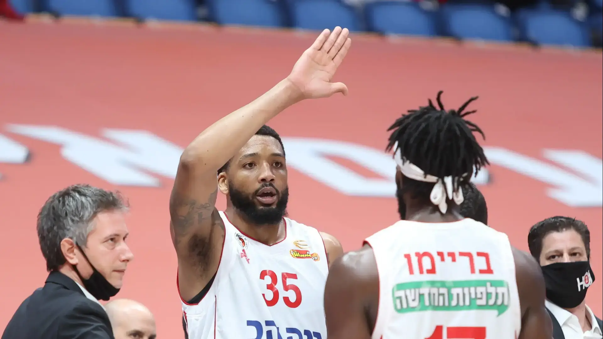 שחקן הפועל ירושלים טיישון תומאס מול סולימאן בריימו