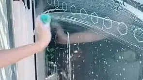 שיטה לניקוי דלת זכוכית בלי כימיקלים