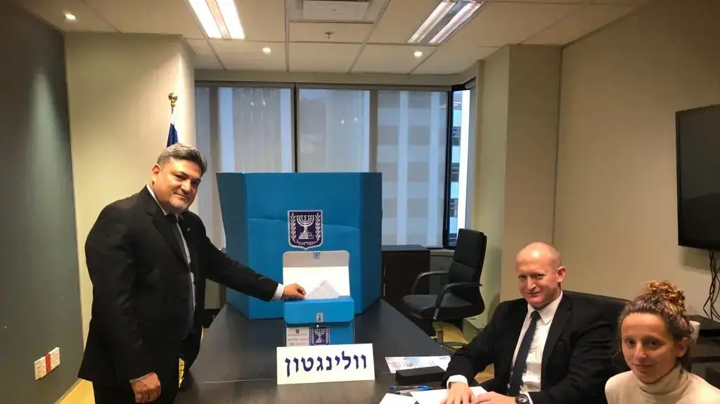 שגריר ישראל בניו זילנד, רן יעקובי, מצביע בבחירות לכנסת ה-24. 10 במרץ 2021