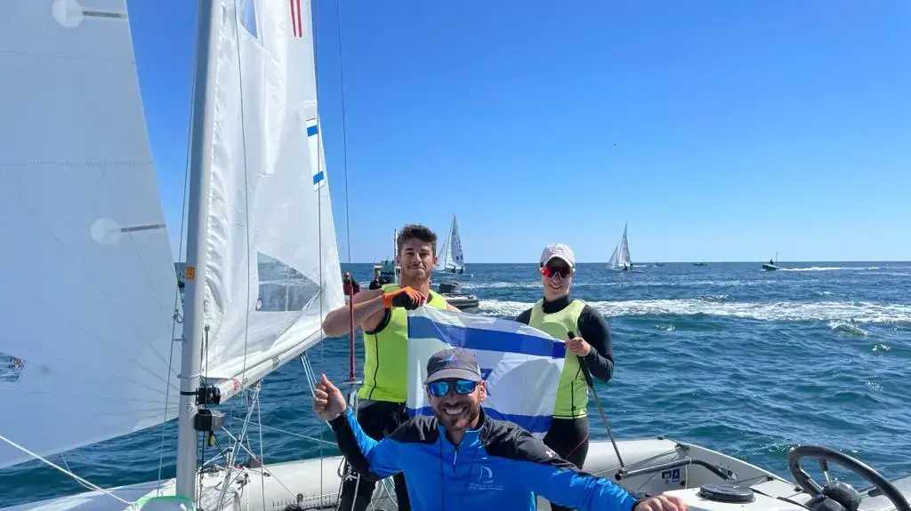 גיל כהן, נועם חומרי עם המאמן ערן סלע, מפרשיות 470 מעורב