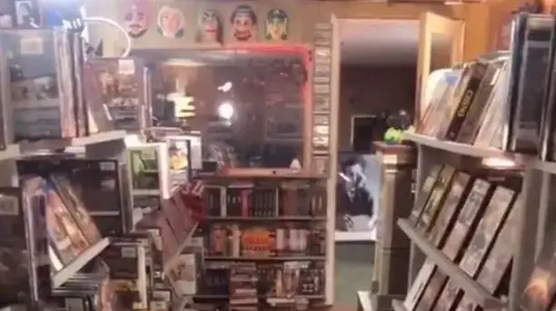 בנה בבית שלו חנות להשכרת קלטות ווידאו