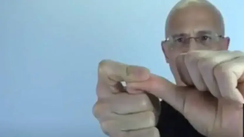 סרטון ויראלי טוען שאפשר להתמסטל בעזרת האצבעות