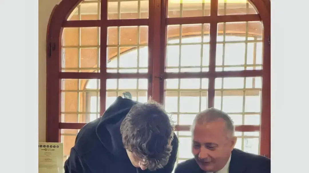 רומאנו פלוריאני מוסוליני, נכדו של בניטו מוסוליני, חותם על חוזה מקצועני במדי לאציו