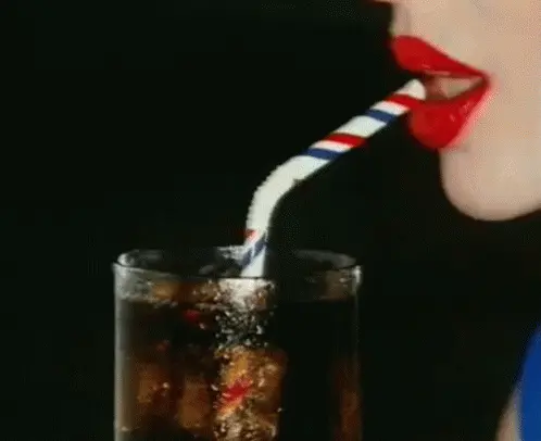 אישה שותה משקה מוגז