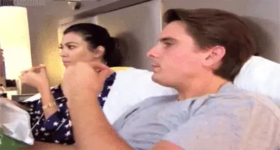 סקוט דיסיק וקורטני קרדישאן אוכלים במיטה