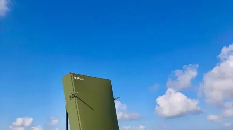 מערכת מכ"מ על רקע שמים