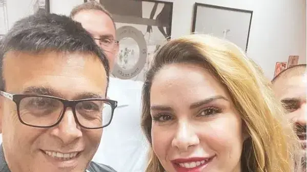 רוני מאנה, קרין ביבס