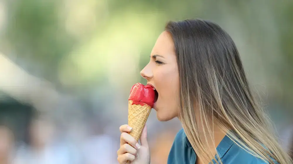 אישה אוכלת גלידה אישה אוכלת גלידה